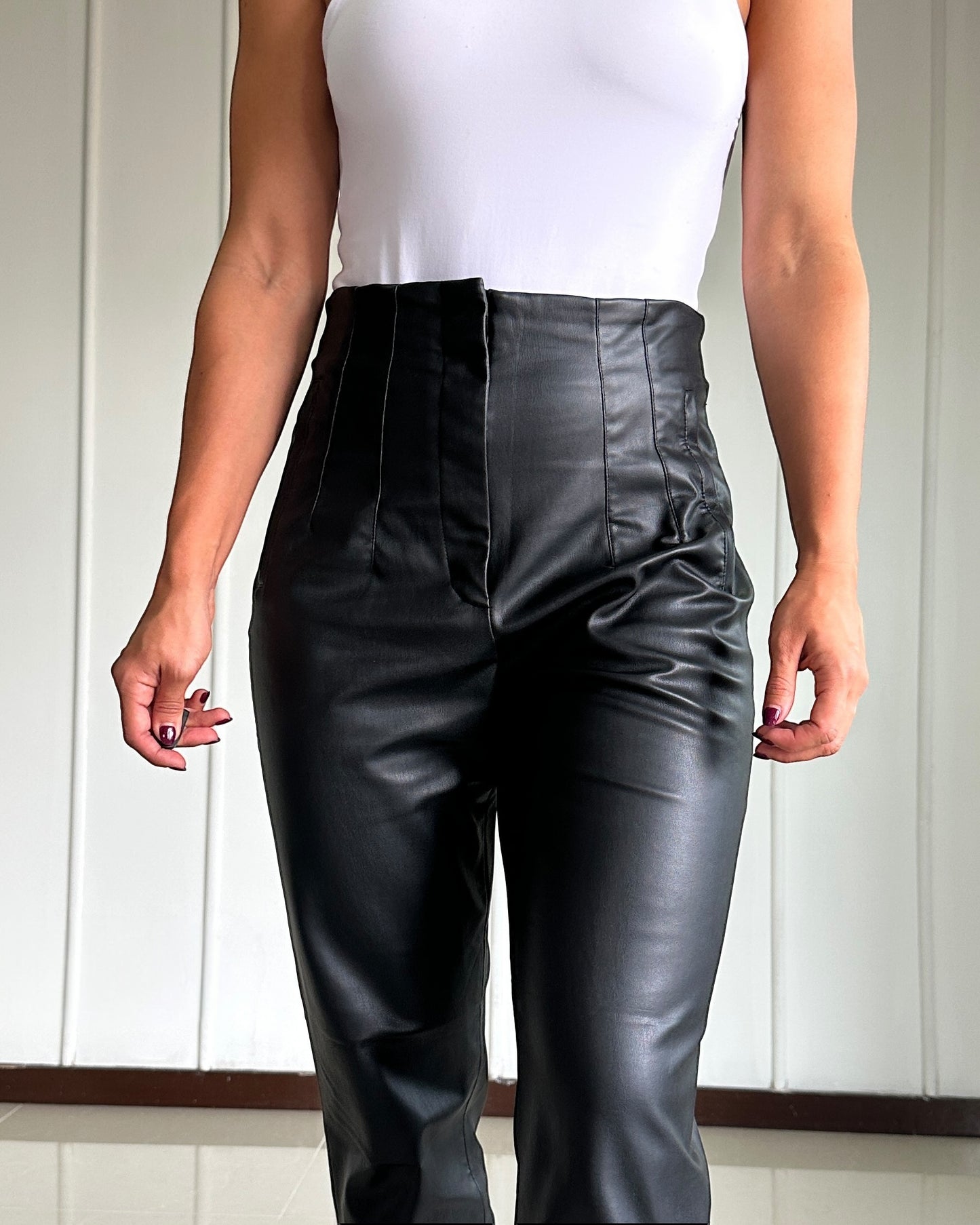 Pantalón Zara Efecto Piel Tiro Alto con Prenses – Talla M