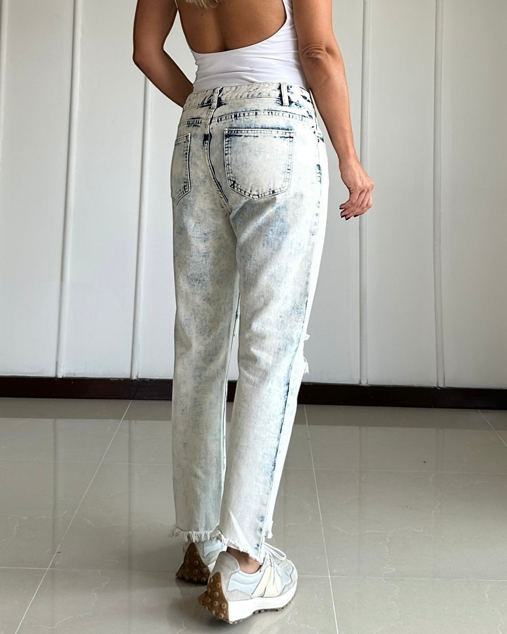 Jean Acid Wash Mom Fit Tiro Medio - Talla L