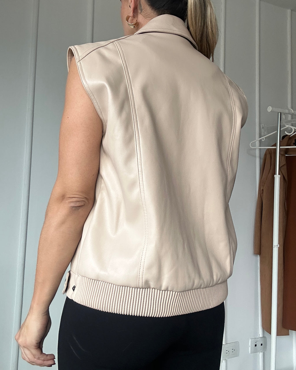 Chaleco GEF Efecto Cuero (NWT) - Talla M