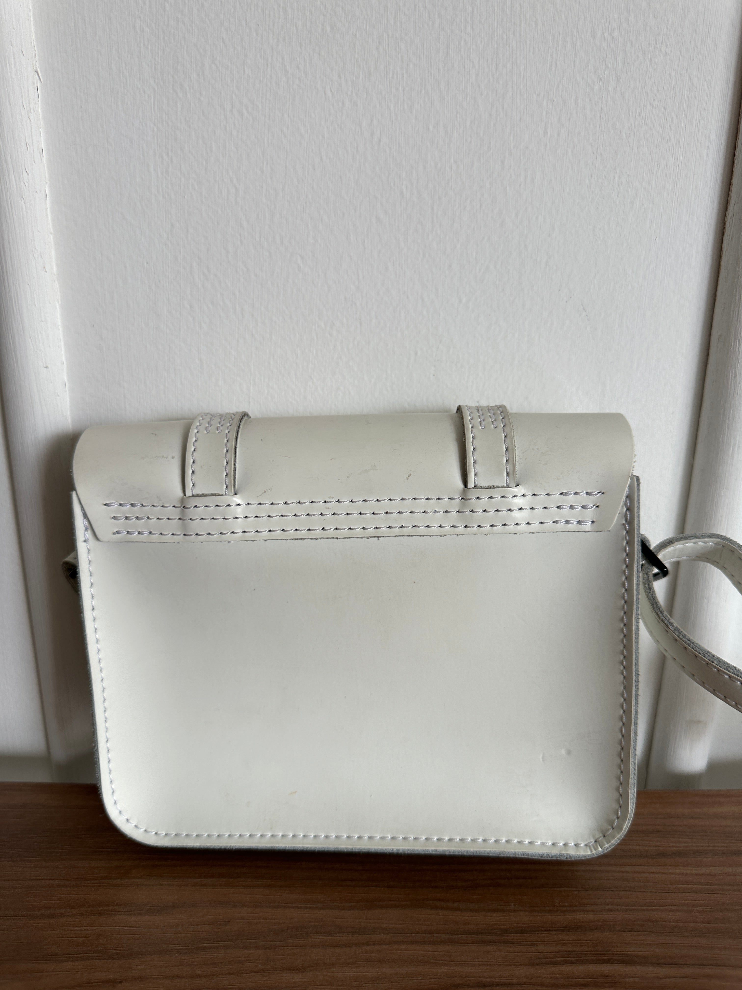 Bolso Satchel Blanco - Dr. Martens - 7"