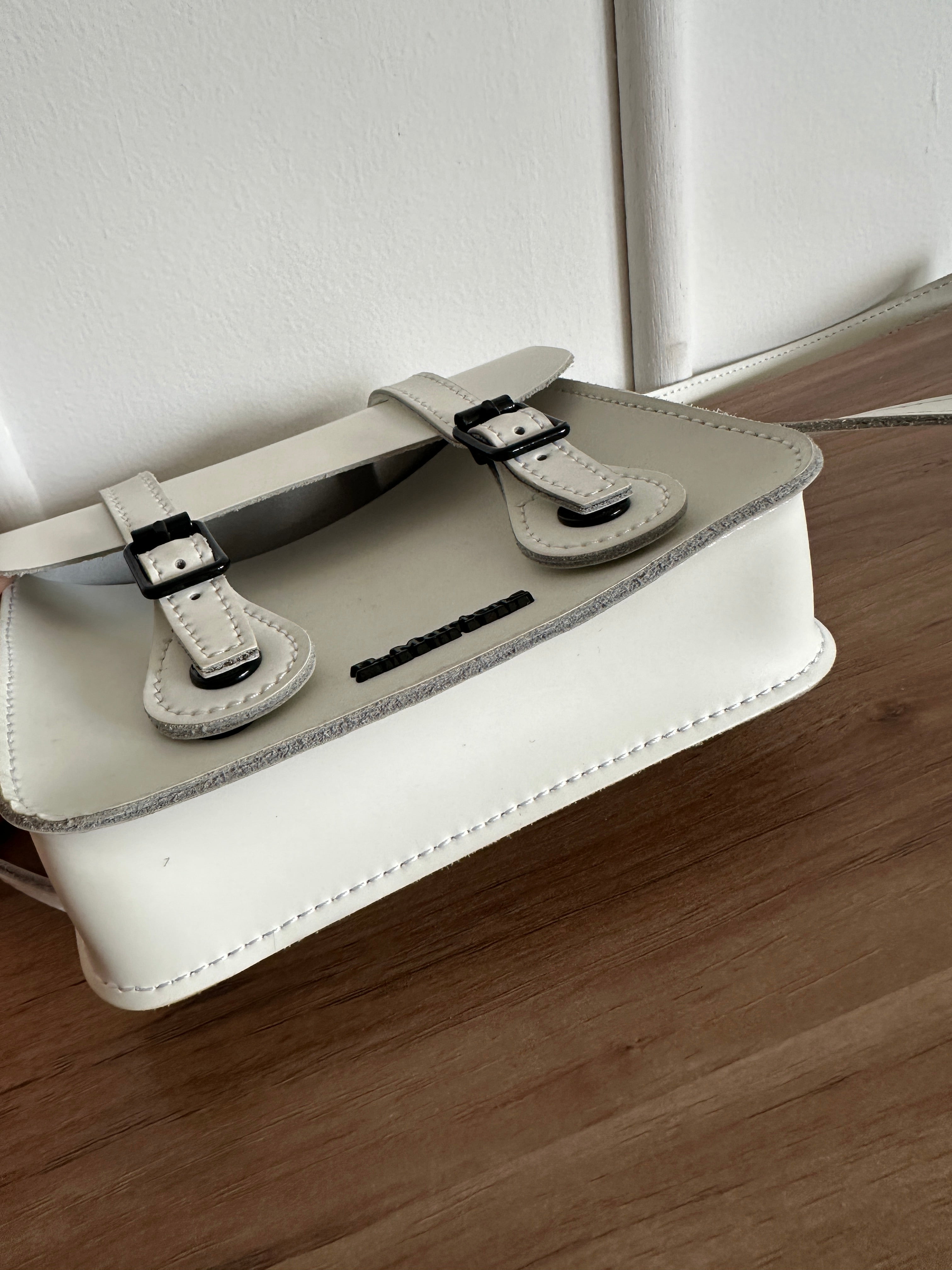 Bolso Satchel Blanco - Dr. Martens - 7"