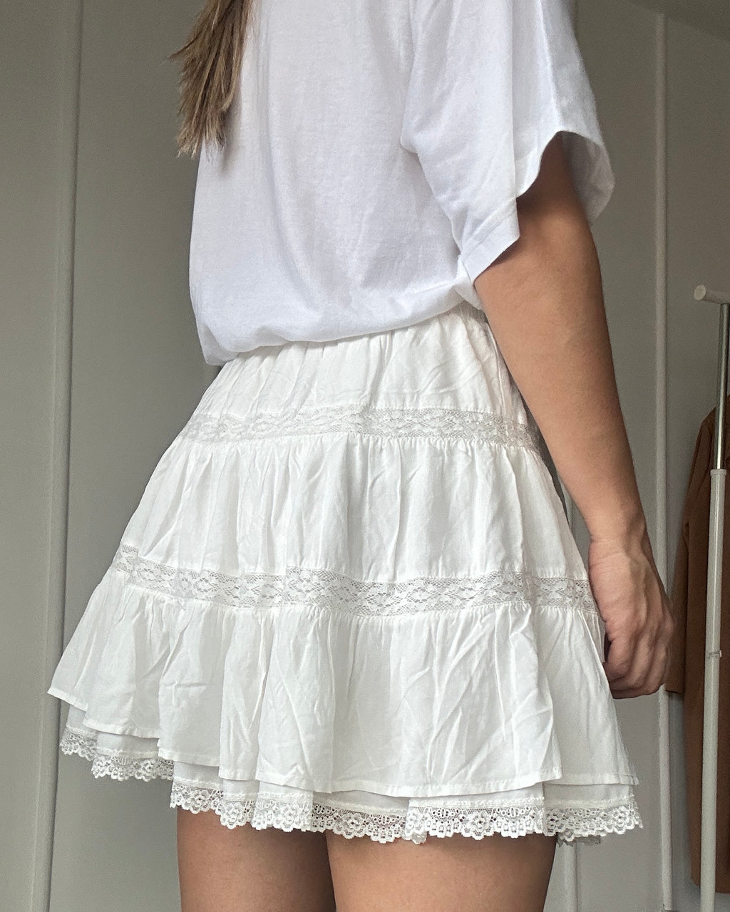 Falda Blanca Corta En Capas Con Encaje - Talla M/L